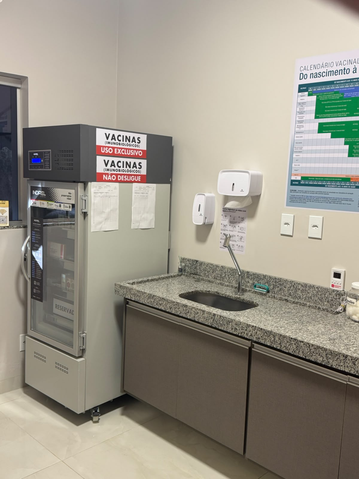 Refrigerador científico de vacinas com registro de temperatura
